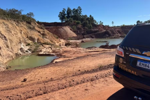 PF interrompe extração ilegal de areia e apreende máquinas em fazenda de Ibiraci, MG